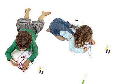 Niños jugando y pintando