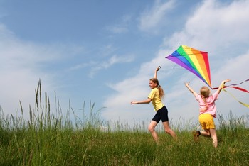 Niños jugando con cometas