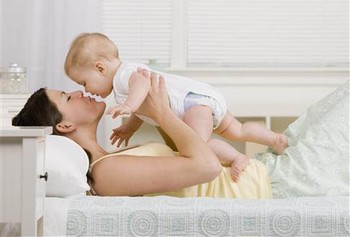 Padres jugando con hijos pequeños