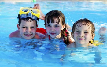 Niños en la piscina